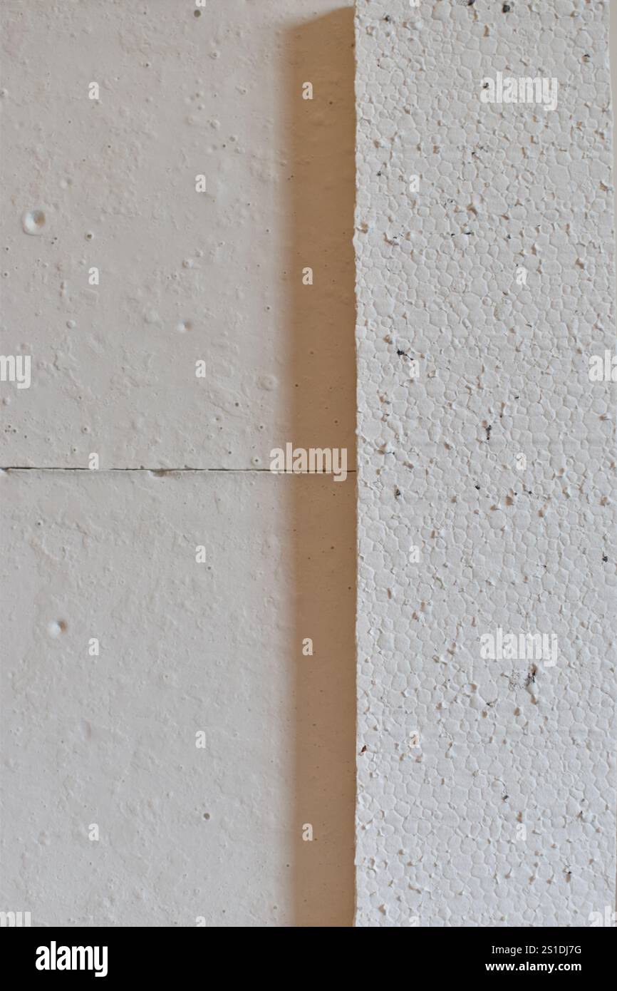 Vista ravvicinata di un pezzo fuso di gesso che ne evidenzia la consistenza e la cucitura Foto Stock