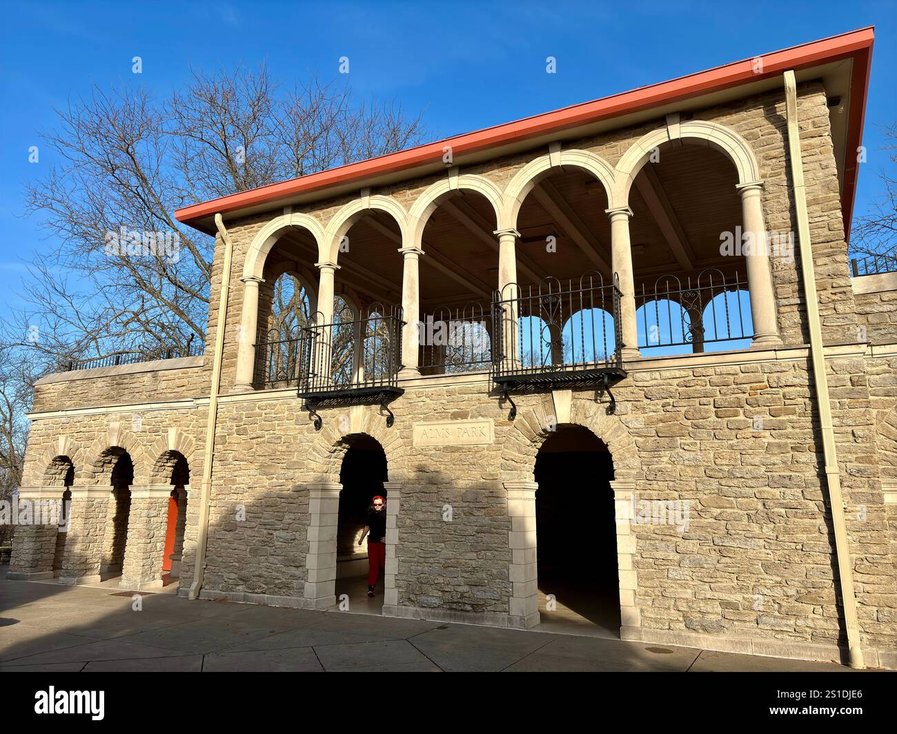 Edificio in pietra con finestre ad arco, balconi, vista sul cortile soleggiato Foto Stock