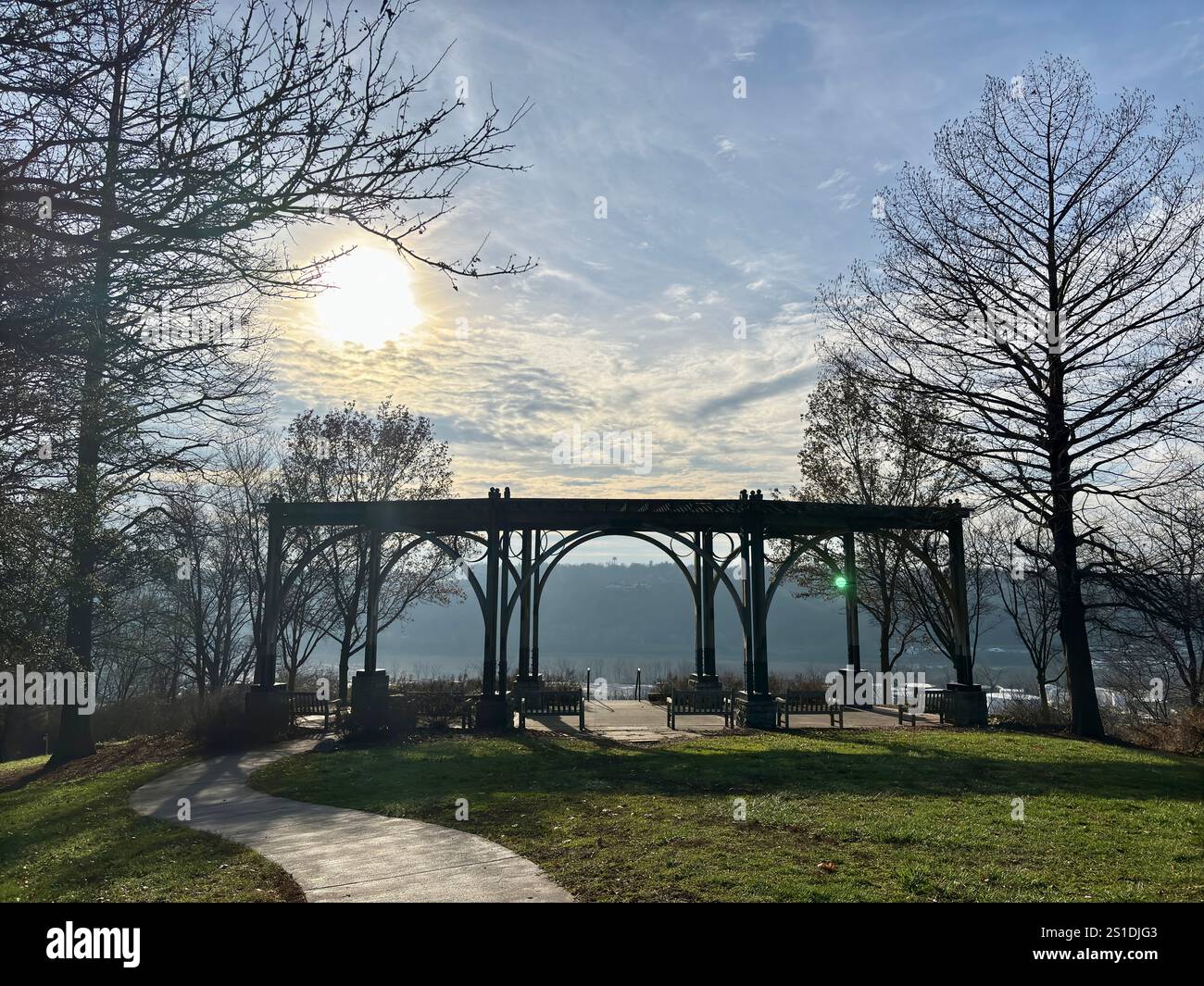Pergola panoramica del parco con un sentiero, alberi, luce del sole, nuvole Foto Stock