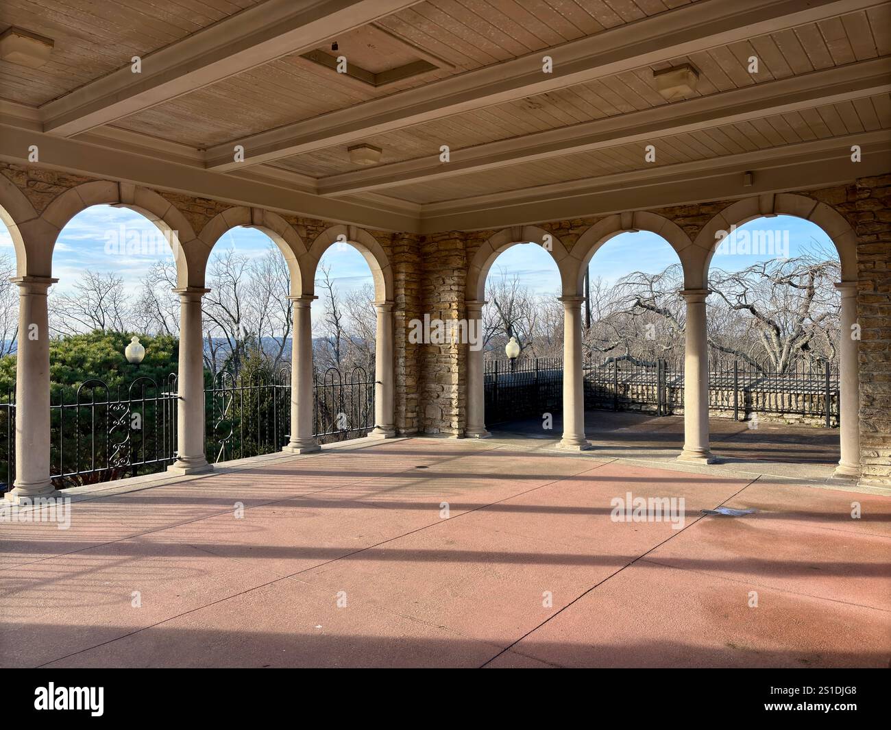 Padiglione coperto in pietra con aperture ad arco e vista esterna Foto Stock