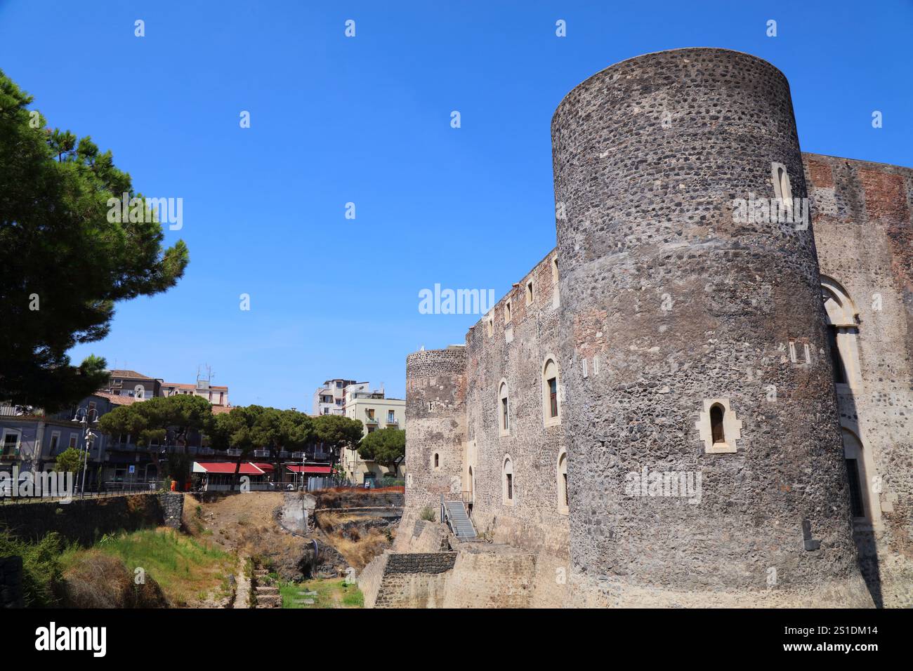 Punto di riferimento di Catania, Sicilia. Castello Ursino circondato da roccia lavica (Castello Ursino). Foto Stock
