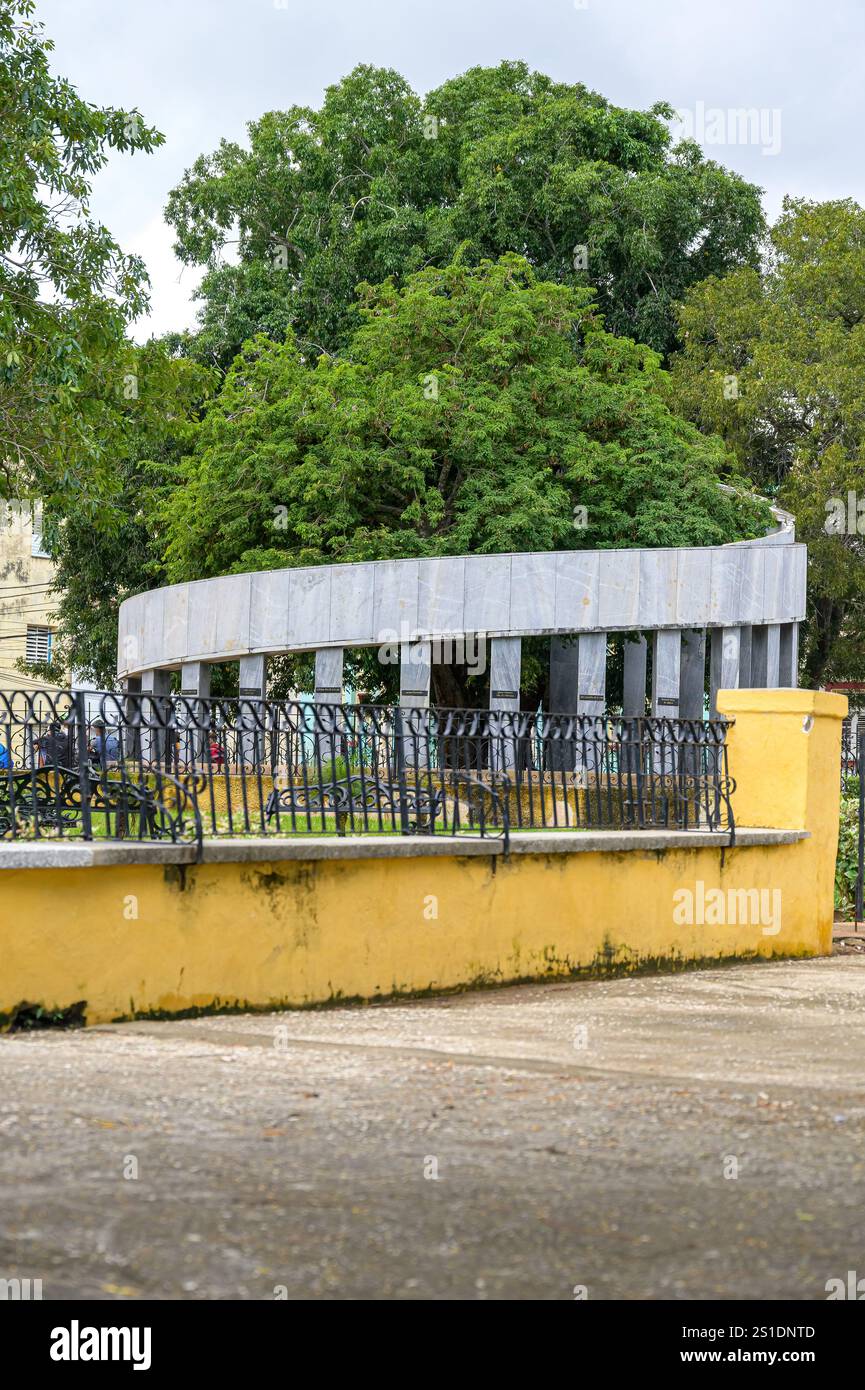 Monumento in marmo che segna il luogo in cui è stata fondata la città, con un albero di tamarindo al centro della struttura. Foto Stock