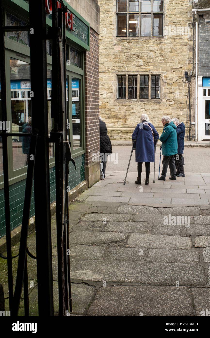 Un gruppo di donne anziane e mature che si incontrano in una strada nel centro di Truro in Cornovaglia nel Regno Unito. Foto Stock