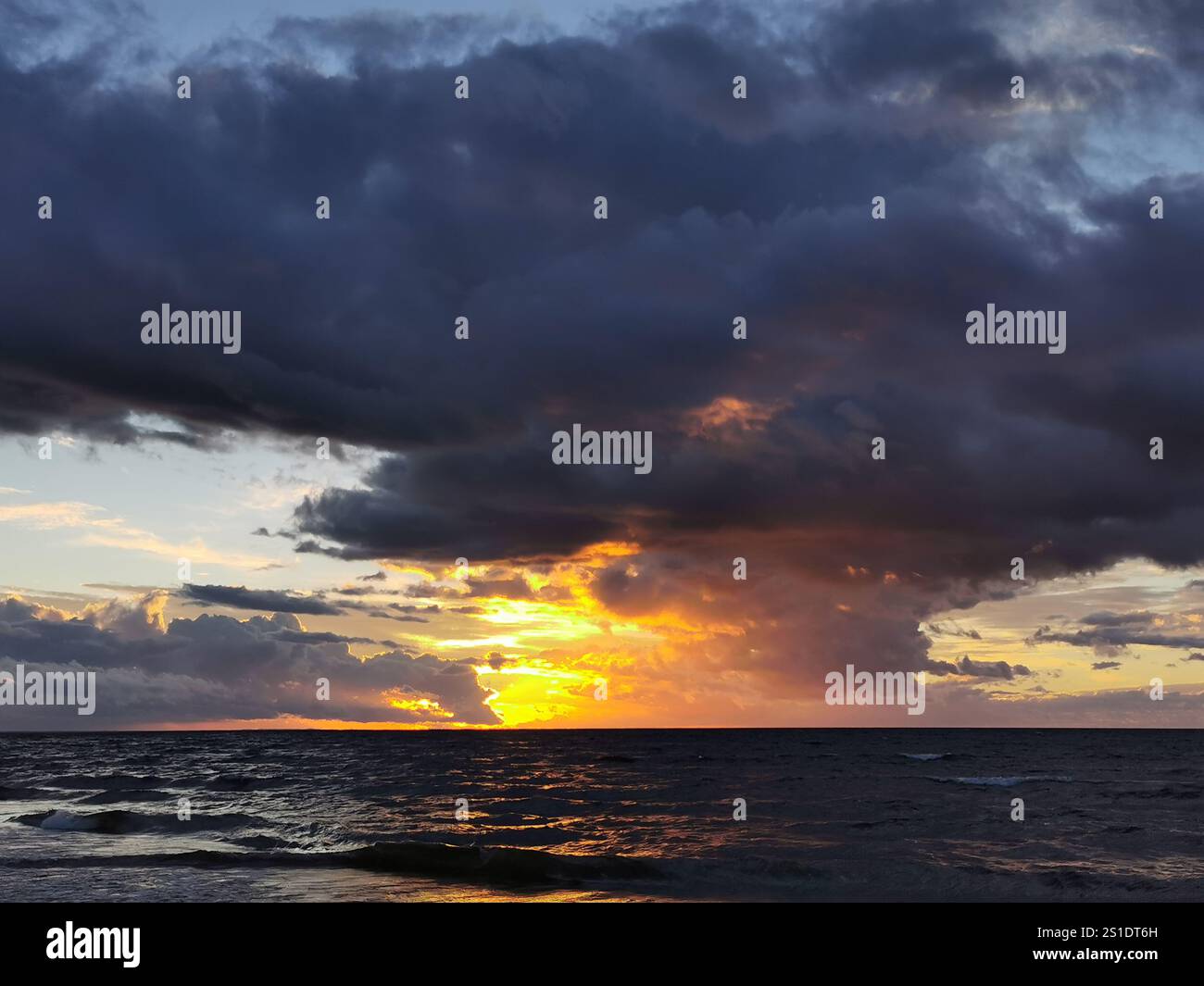 Tramonto misterioso sul mare Foto Stock