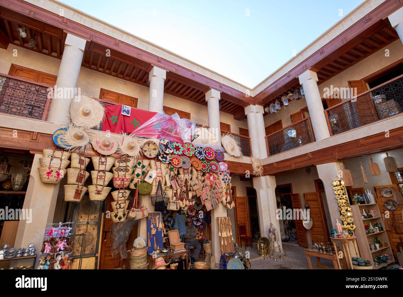 negozi collettivi di artigiani a riad marrakech, marocco Foto Stock