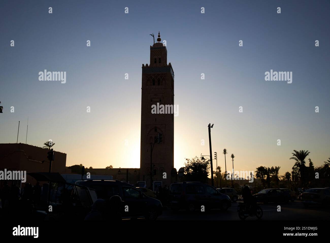 sagoma del minareto della moschea di koutoubia al tramonto a marrakech, marocco Foto Stock