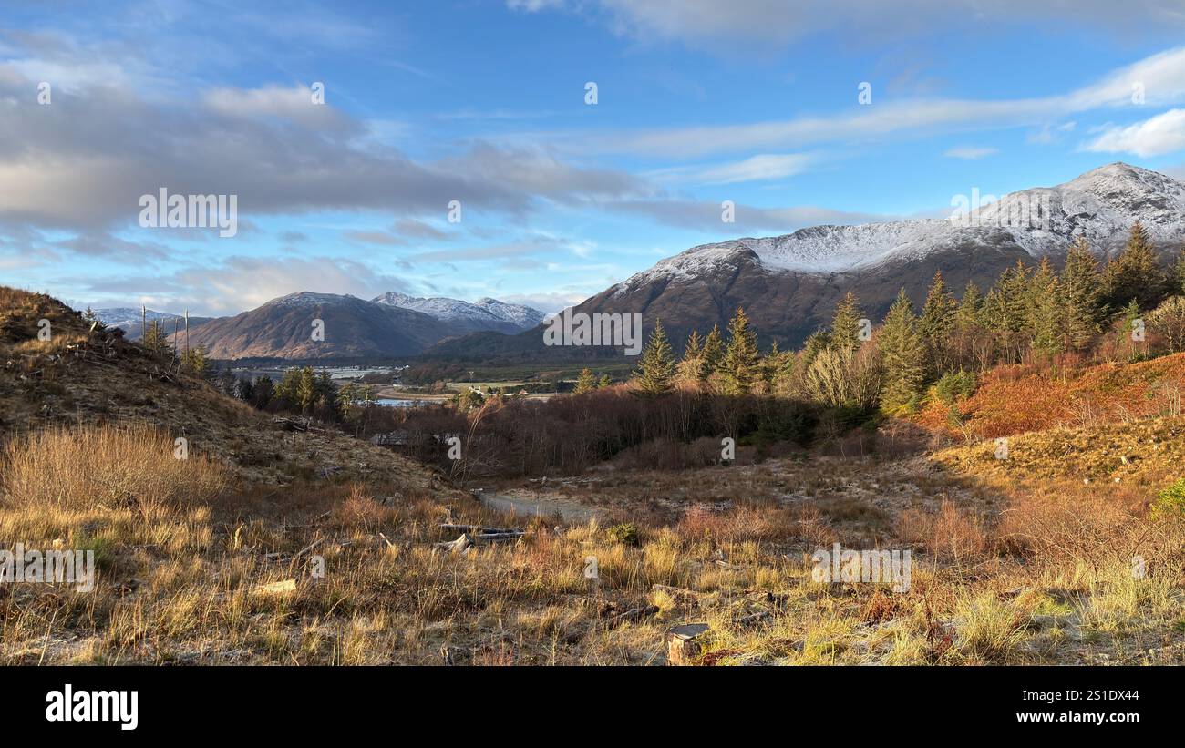 Camminata in collina a Glen Righ in Scozia. Vista panoramica sulle colline e i Glens delle Highlands scozzesi - Immagine stock catturata con smartphone