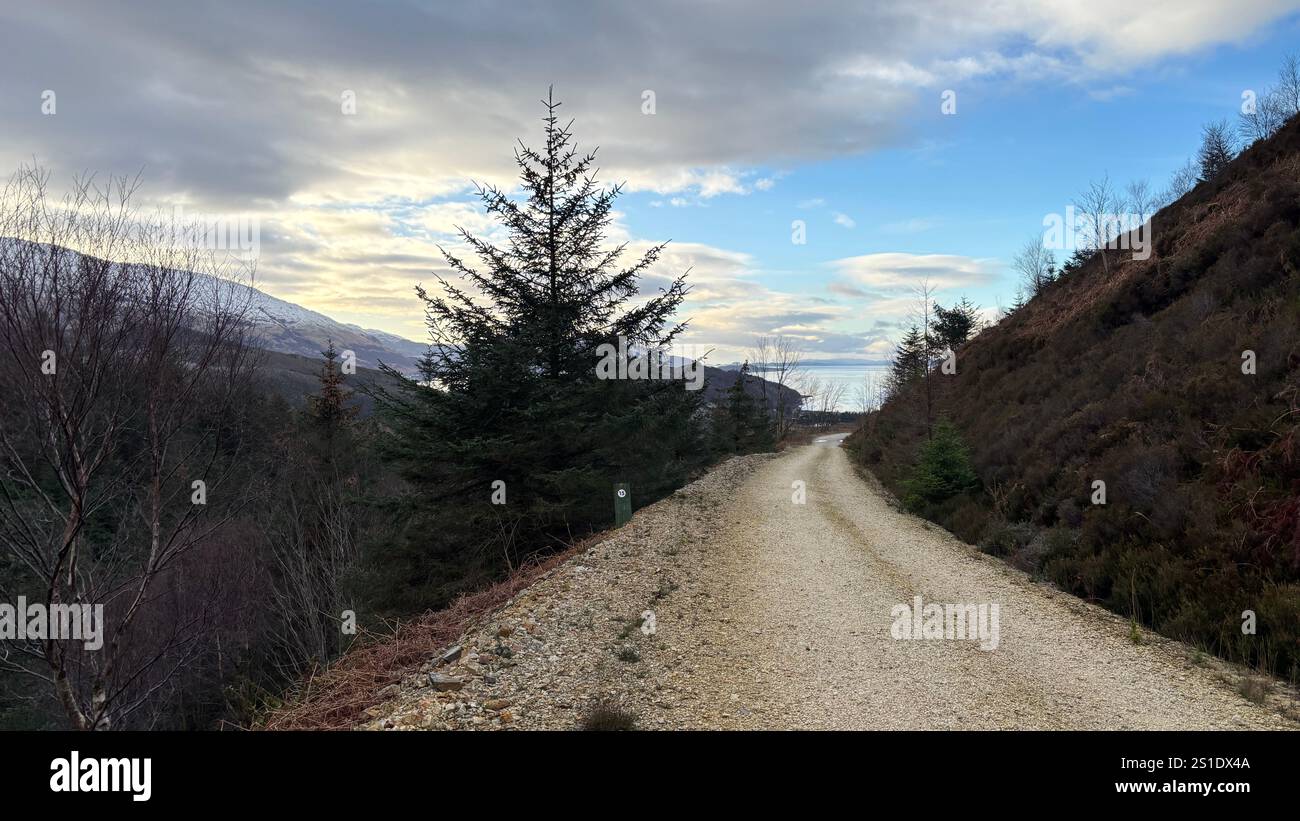 Camminata in collina a Glen Righ in Scozia. Vista panoramica sulle colline e i Glens delle Highlands scozzesi - Immagine stock catturata con smartphone