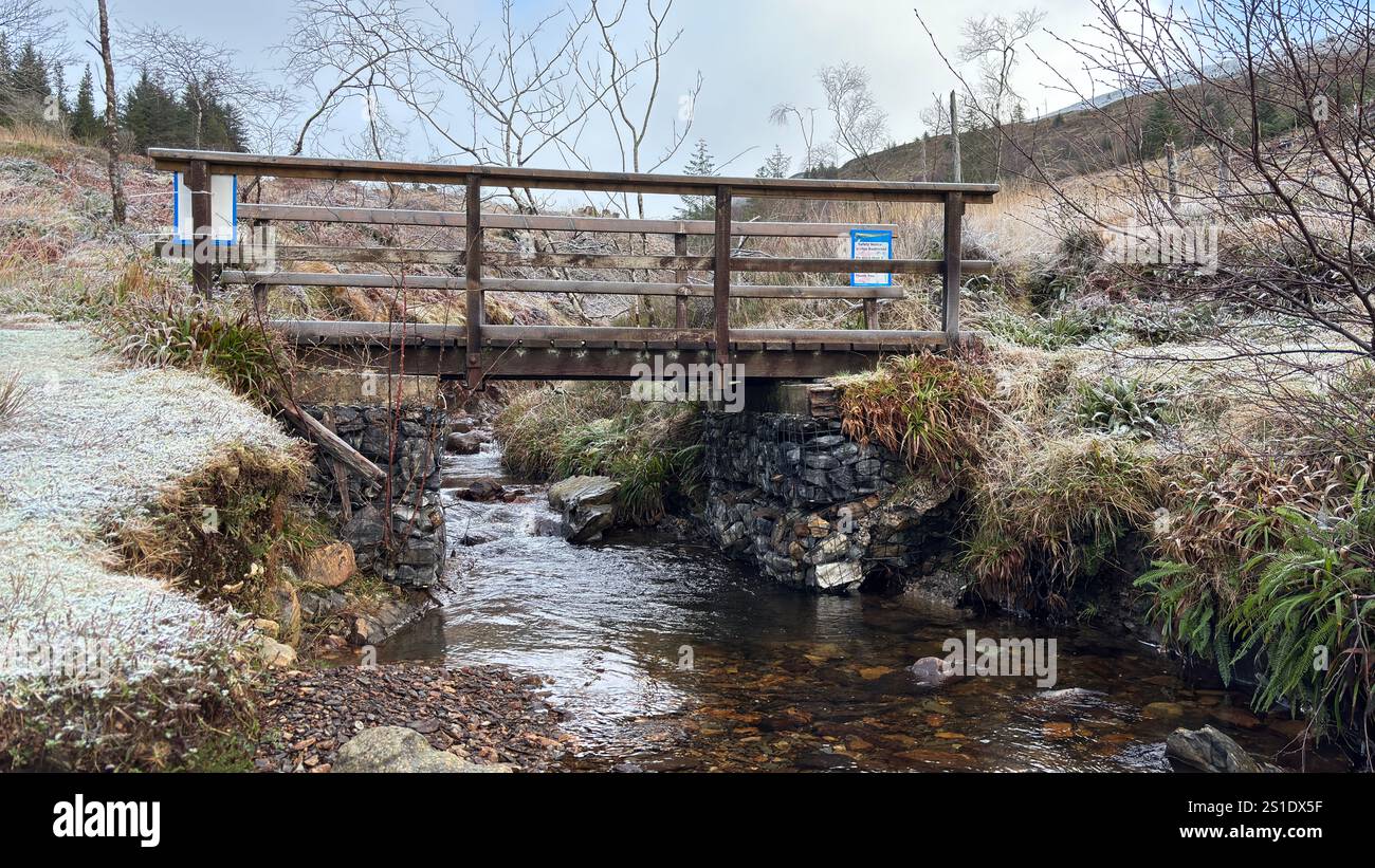 Camminata in collina a Glen Righ in Scozia. Vista panoramica sulle colline e i Glens delle Highlands scozzesi - Immagine stock catturata con smartphone