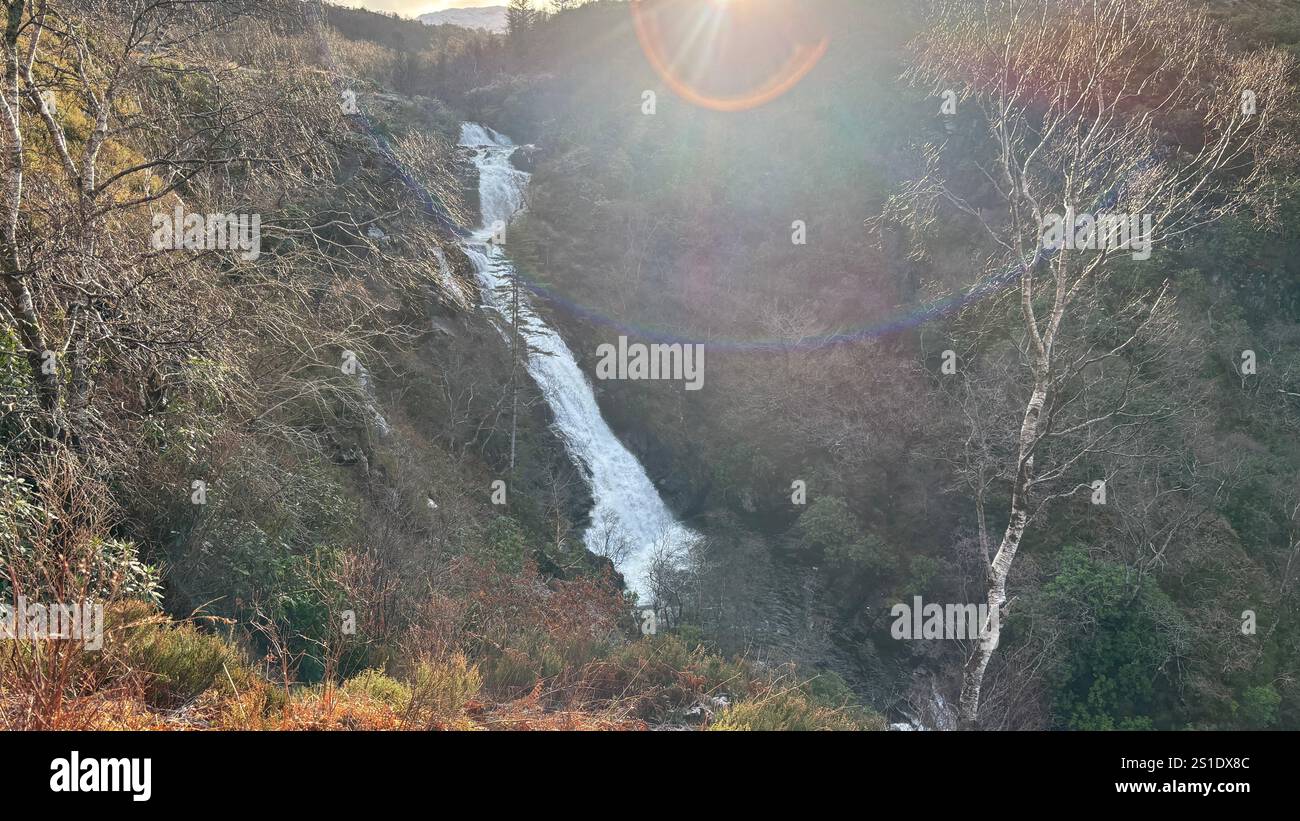 Impressionanti cascate Inchree (cascata) in Scozia. Hills e Glens of the Scottish Highlands - Immagine stock catturata con smartphone