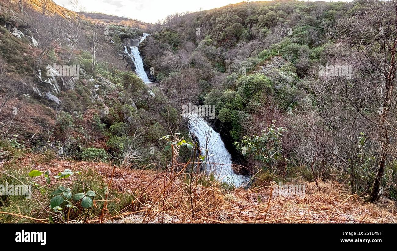 Impressionanti cascate Inchree (cascata) in Scozia. Hills e Glens of the Scottish Highlands - Immagine stock catturata con smartphone