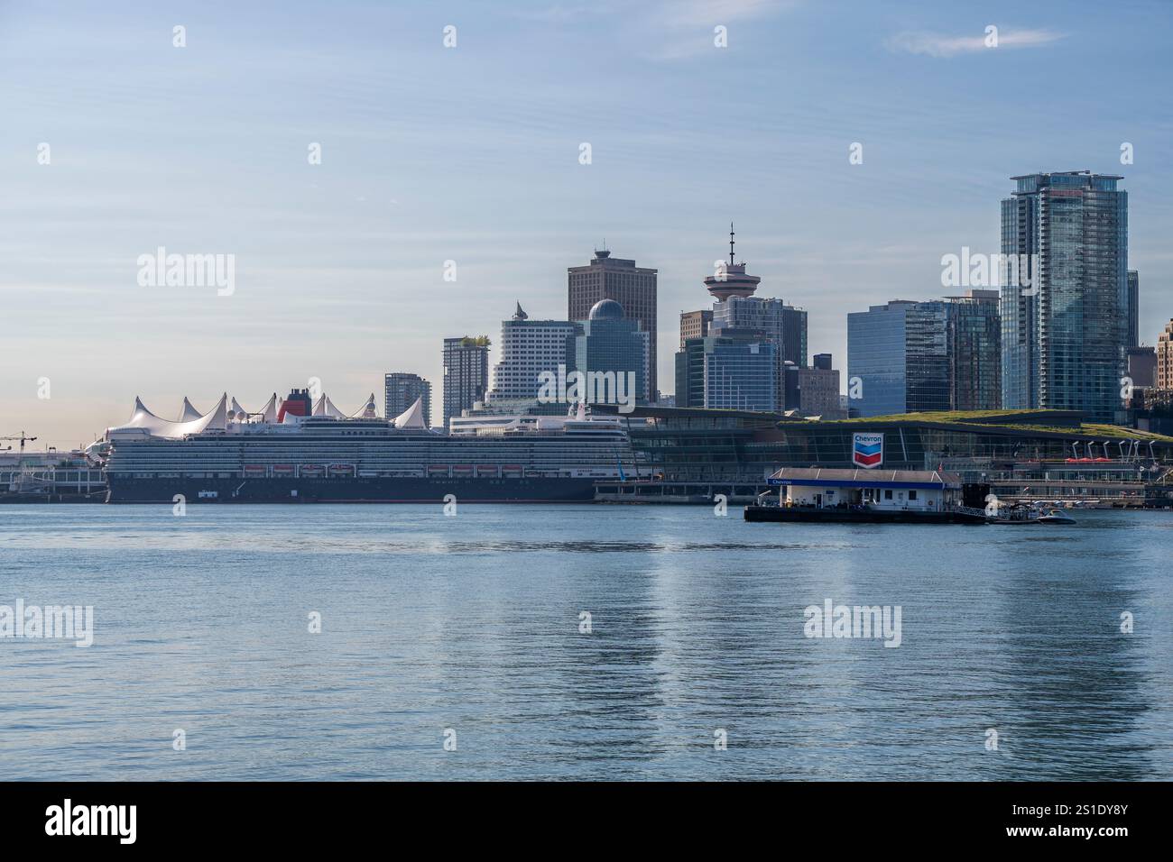 Lo skyline della città di Vancouver si vede da Stanley Park con il porto di Canada Place e la nave da crociera Queen Elizabeth. Foto Stock
