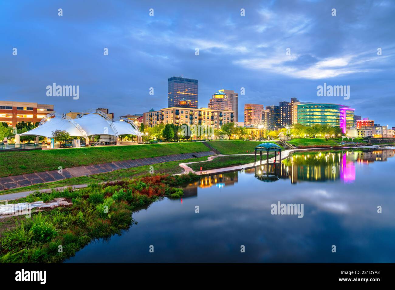 Dayton, Ohio, USA, skyline della città sul Great Miami River in serata. Foto Stock
