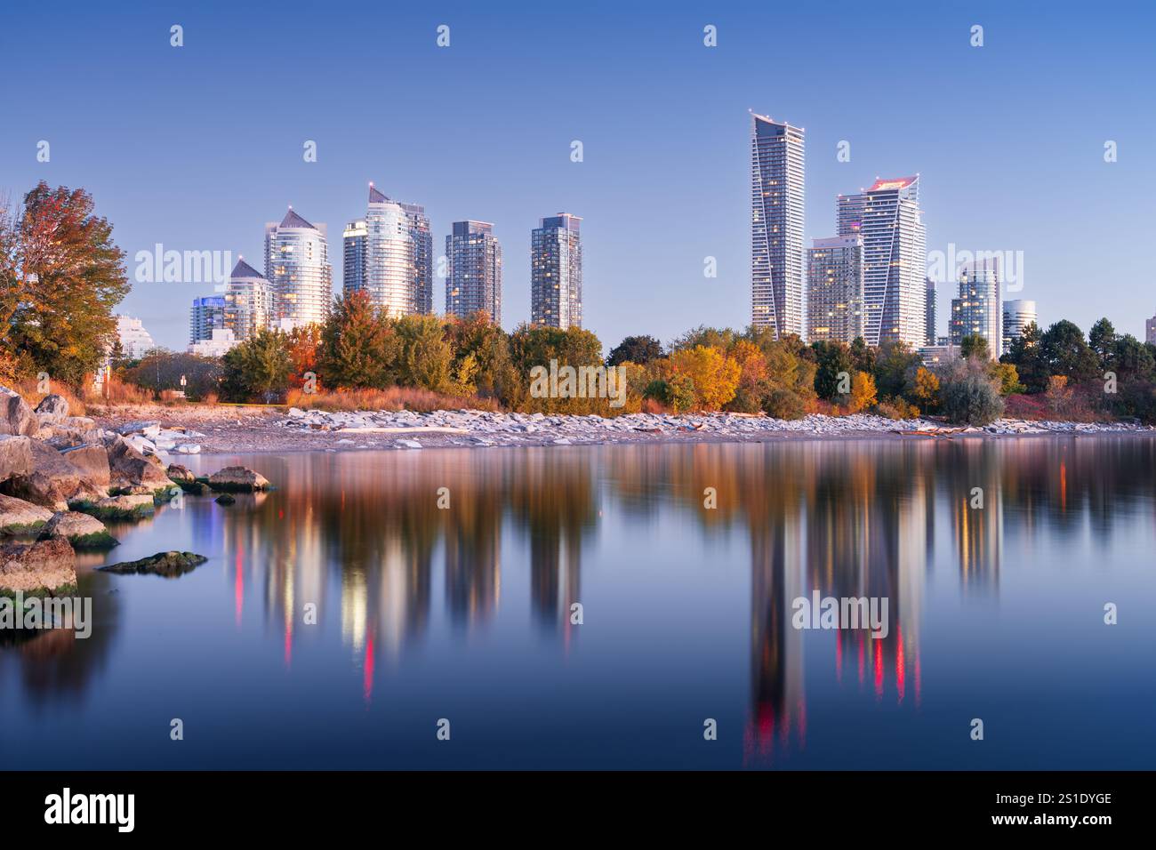 Etobicoke, Ontario, Canada, alto paesaggio urbano sul lago Ontario a Blue Hour. Foto Stock