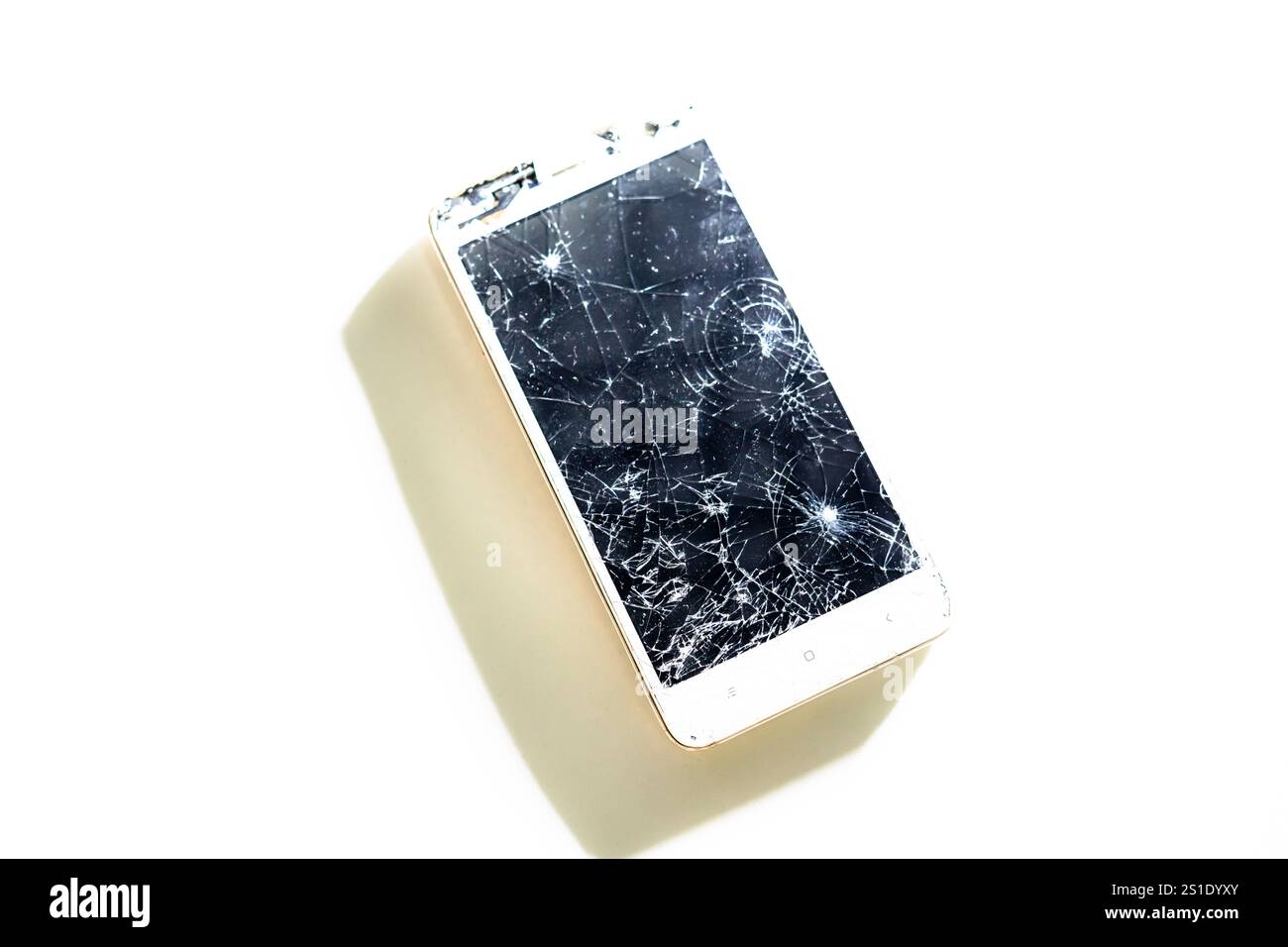 Telefono con schermo a sfioramento nero rotto con schermo incrinato. Vetro frantumato Foto Stock