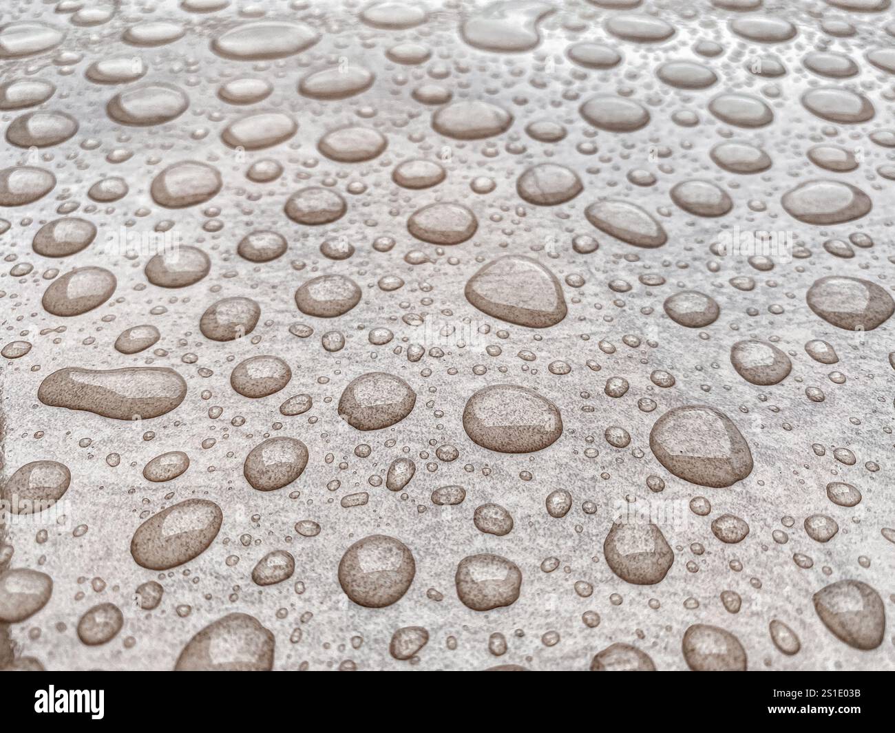 Primo piano dello sfondo delle goccioline d'acqua. Concetto di gocciolamento d'acqua. Messa a fuoco selettiva. Foto Stock