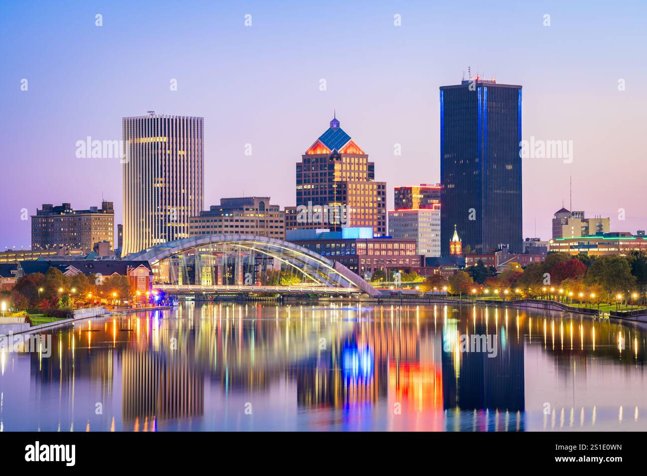 Rochester, New York, USA, paesaggio urbano sul fiume Genesee all'alba. Foto Stock