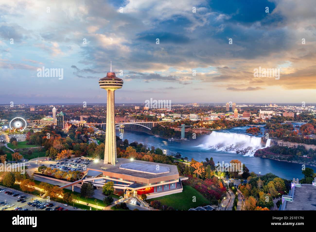 Niagara, Ontario, Canada con le cascate e la torre al tramonto. Foto Stock