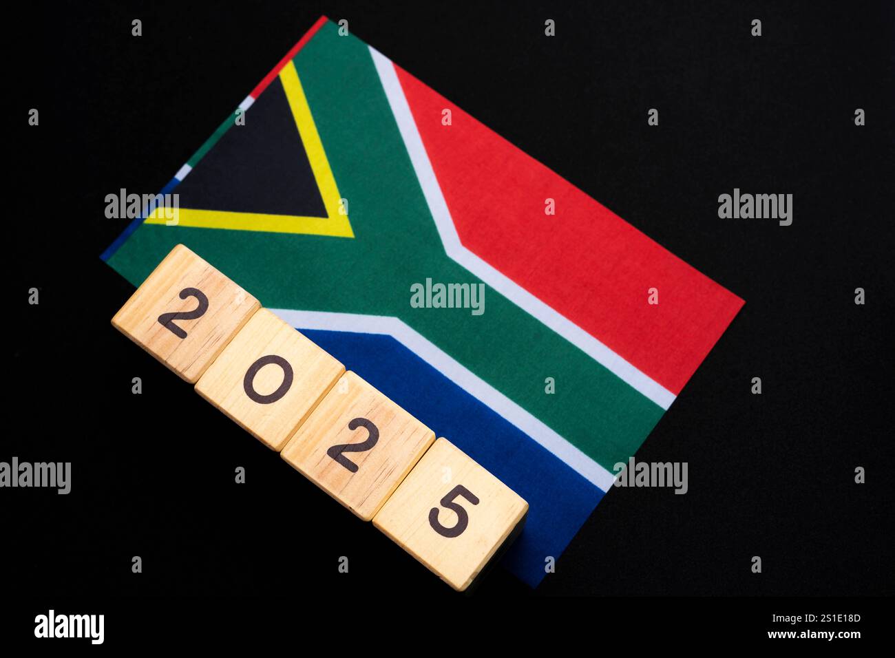 2025, Sudafrica, bandiera del Sudafrica con blocco data, concetto, eventi importanti per il Sudafrica nel nuovo anno, elezioni, economia Foto Stock