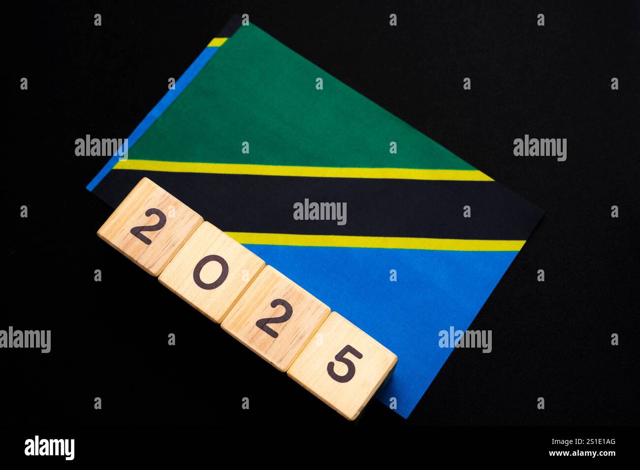 2025, Tanzania, bandiera Tanzania con blocco data, concetto, eventi importanti per la Tanzania nel nuovo anno, elezioni, economia, attività sociali Foto Stock