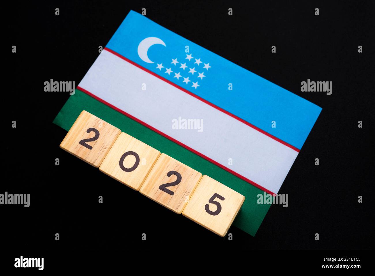 2025, Uzbekistan, bandiera dell'Uzbekistan con blocco data, concetto, eventi importanti per l'Uzbekistan nel nuovo anno, elezioni, economia, attività sociali Foto Stock