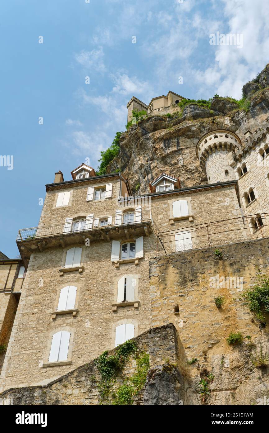 Case sulle rocce di Rocamadour Lot Occitanie nel sud della Francia in estate. La città fu fondata nel primo Medioevo dall'eremita Amadour. Foto Stock