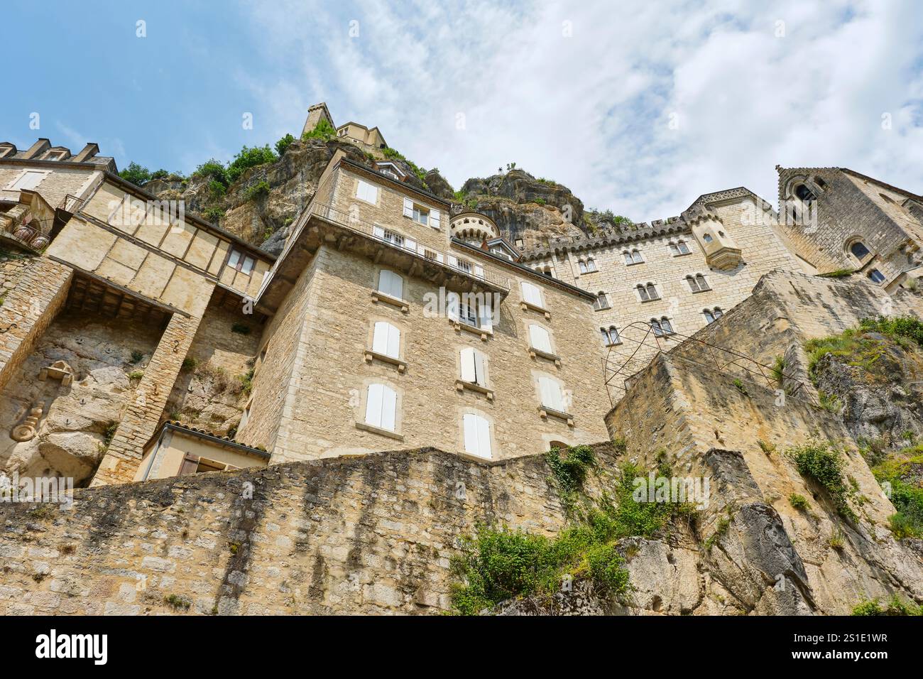 Case sulle rocce di Rocamadour Lot Occitanie nel sud della Francia in estate. La città fu fondata nel primo Medioevo dall'eremita Amadour. Foto Stock