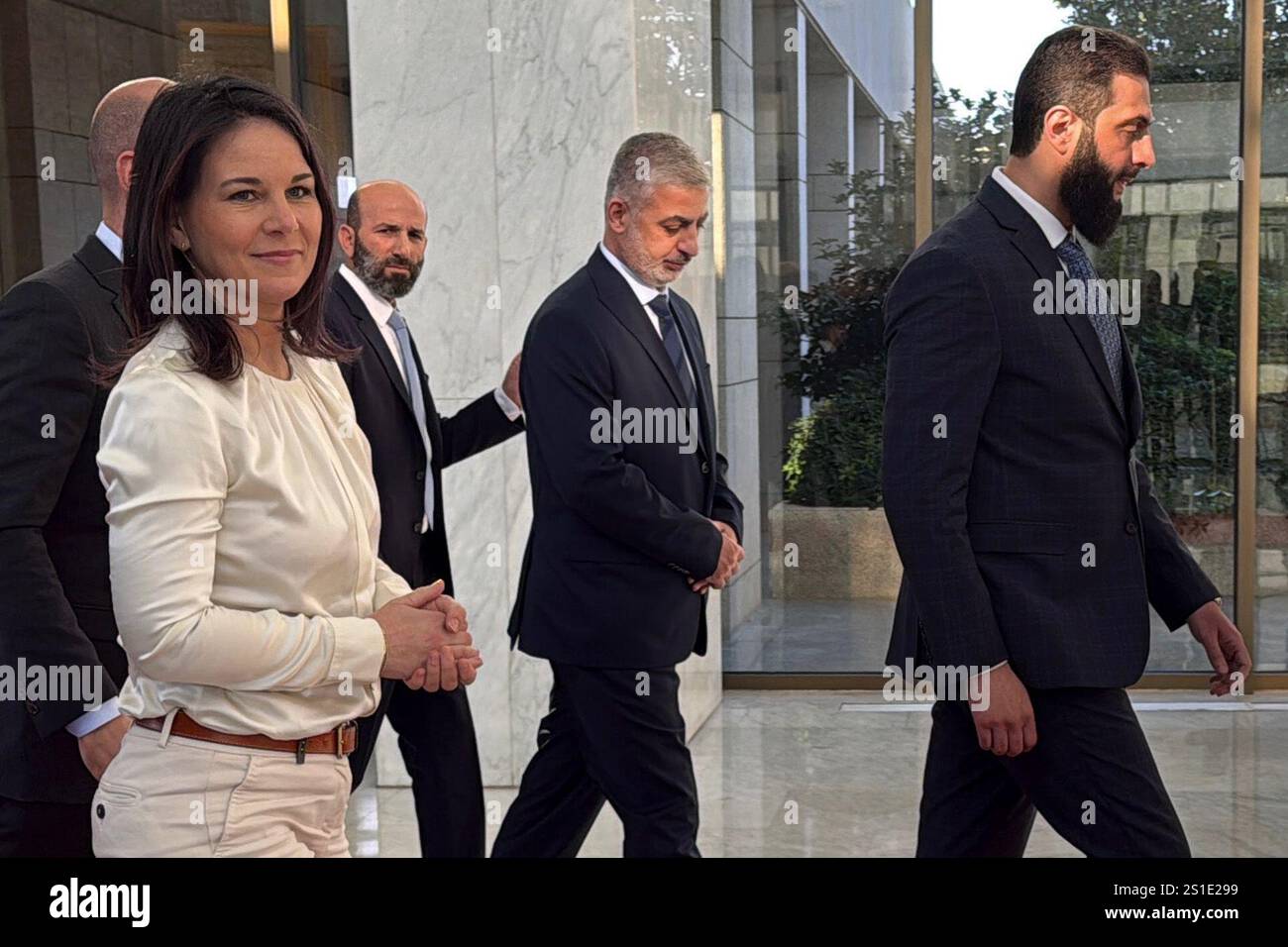 Damaskus, Siria. 3 gennaio 2025. Il ministro degli Esteri Annalena Baerbock (l) incontra il nuovo sovrano siriano Ahmed al-Sharaa (r) nel palazzo presidenziale di Damasco. Il ministro degli Esteri Annalena Baerbock fa una visita a sorpresa in Siria circa quattro settimane dopo la caduta del sovrano a lungo termine al-Assad. Credito: Jörg Blank/dpa/Alamy Live News Foto Stock