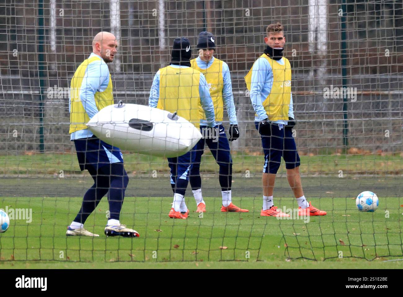 Berlino, Germania. 3 gennaio 2025. 03.01.2025, Sportforum, Berlino, DEU, DFL, 2) FBL Hertha BSC, Training, im Bild Toni Leistner (Hertha BSC Berlin #37) schiesst Blockkissen weg DFL - le normative vietano qualsiasi uso di fotografie come sequenze di immagini e/o quasi-video foto: Juergen Engler/nordphoto GmbH/dpa/Alamy Live News Foto Stock