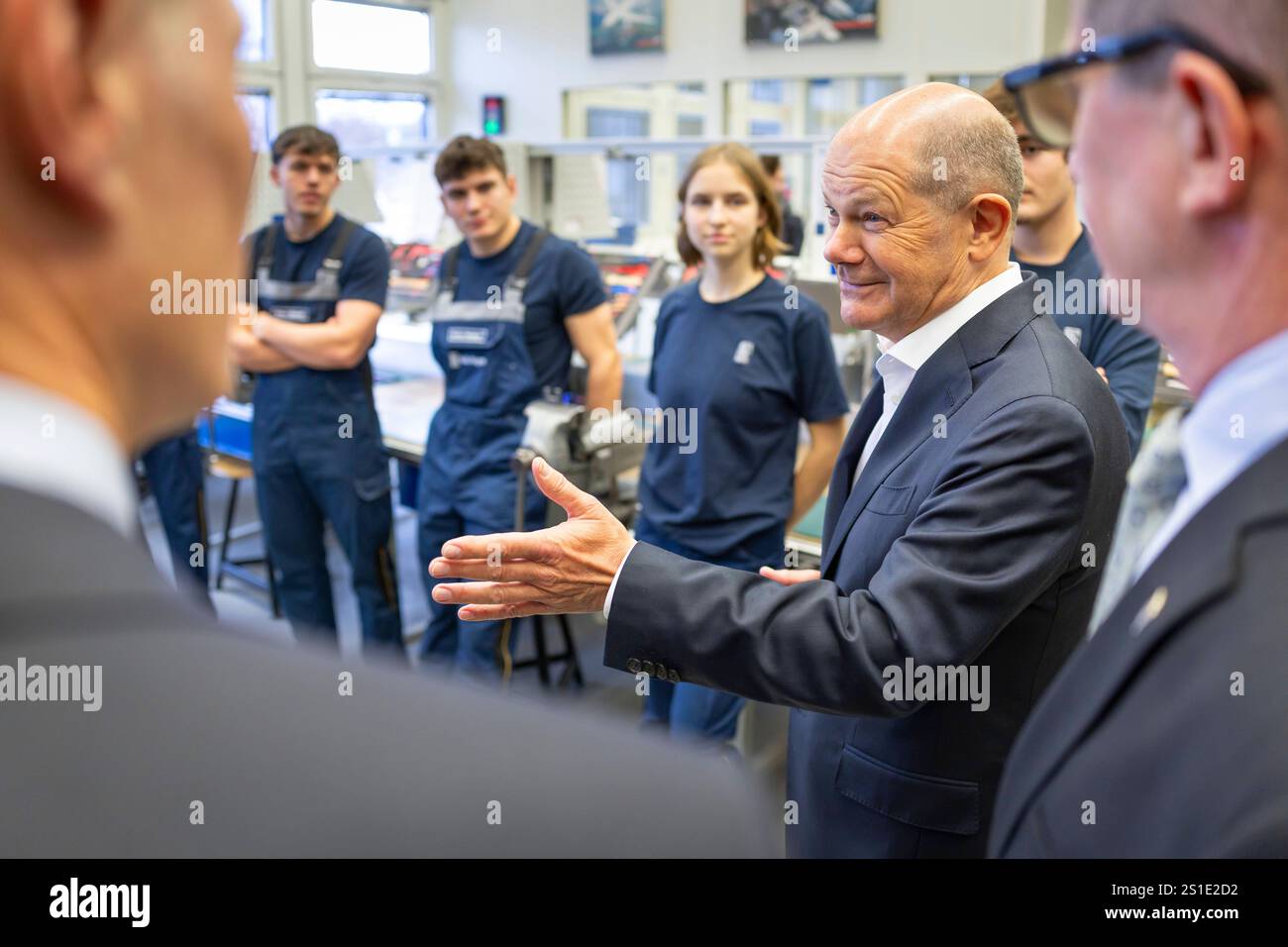 OLAF Scholz SPD, Bundeskanzler, nimmt als direkt gewaehlter Abgeordneter fuer den Wahlkreis 61 Wahlkreis Potsdam Potsdam-Mittelmark II Teltow-Flaeming II . Hier beim Besuch den Besuch der Lehrwerkstatt fuer angehende Fluggeraetmechaniker und - mechanikerinnen, der Triebwerksmontage. Blankenfelde-Mahlow, 03.01.2025. Blankenfelde-Mahlow Deutschland Copyright: XThomasxImox Foto Stock