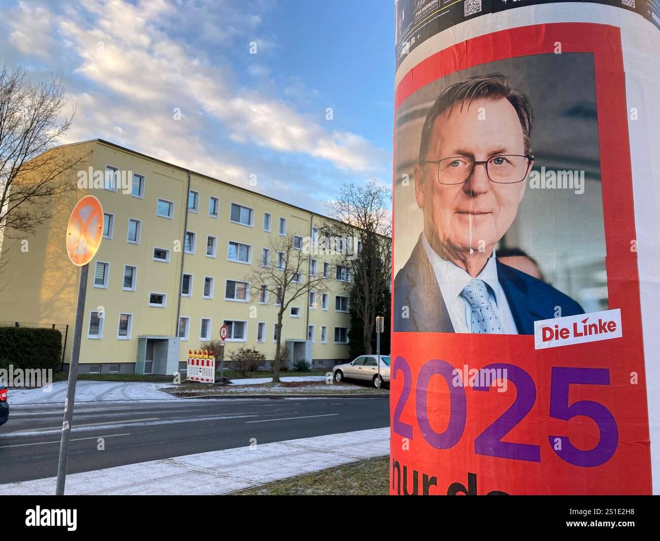 Wahlplakat der Linken Erfurt, 03.01.2025 Ein Walplakat zur Bundestagswahl 2025 der Partei die linke mit einem foto des Spitzenkandidaten und Ministerpräsiden A.D. von Thüringen Bodo Ramelow an einer Litfaßsäule im Erfurter Wohngebiet im Rieth im Norden der Stadt. Mainzer Straße Thüringen Deutschland *** poster elettorale del Partito di sinistra Erfurt, 03 01 2025 Un poster balena per le elezioni federali 2025 del partito Die linke con una foto del candidato più alto e primo ministro a D della Turingia Bodo Ramelow su un pilastro pubblicitario nella zona residenziale di Erfurt a Rieth nel nord della città M Foto Stock