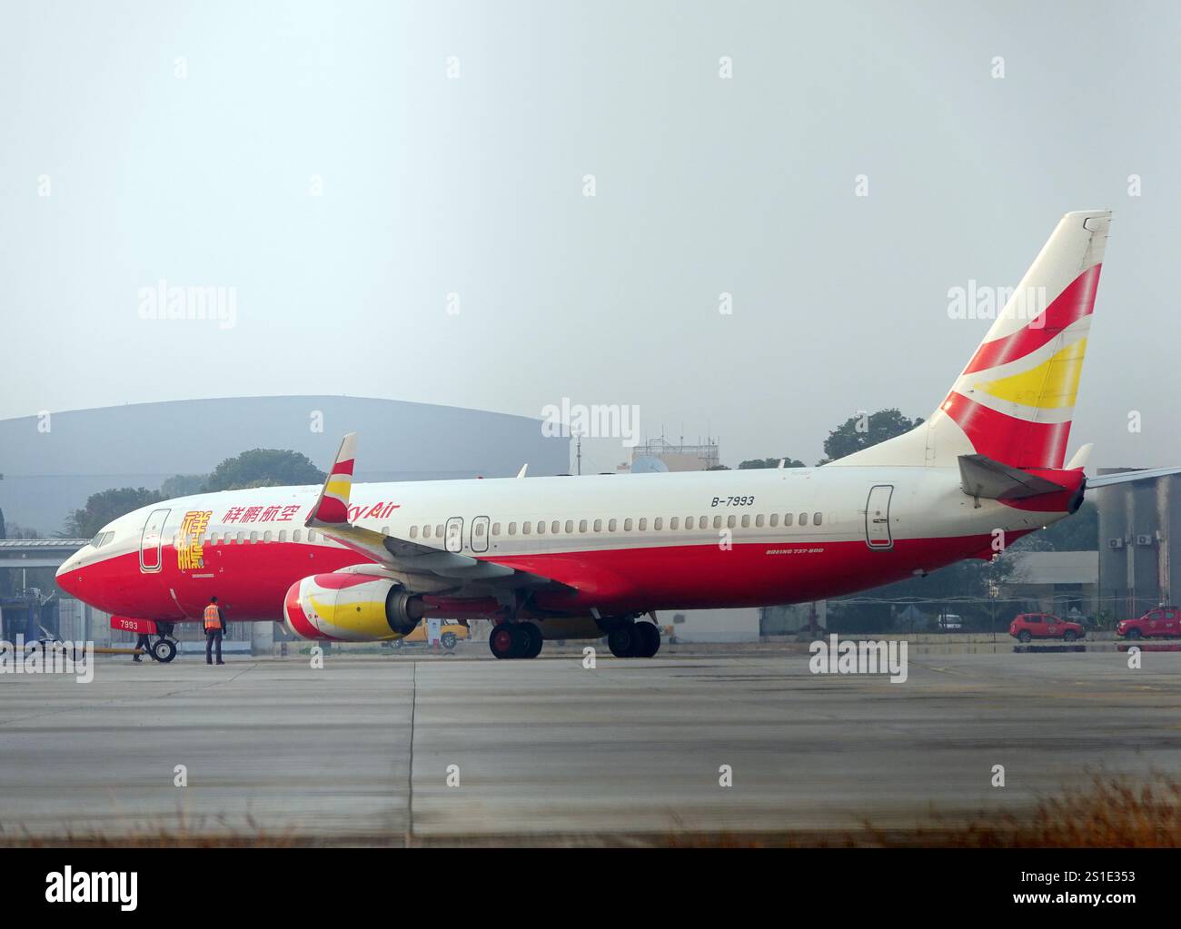 YICHANG, CINA - 3 GENNAIO 2025 - Un aereo della Lucky Air viene visto all'aeroporto internazionale delle tre gole di Yichang, provincia di Hubei, Cina, 3 gennaio 2025. Foto Stock