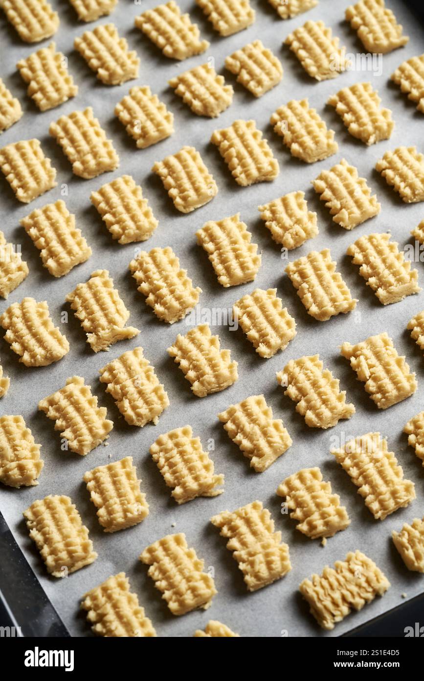 Biscotti crudi di Natale fatti in casa su una teglia da forno Foto Stock