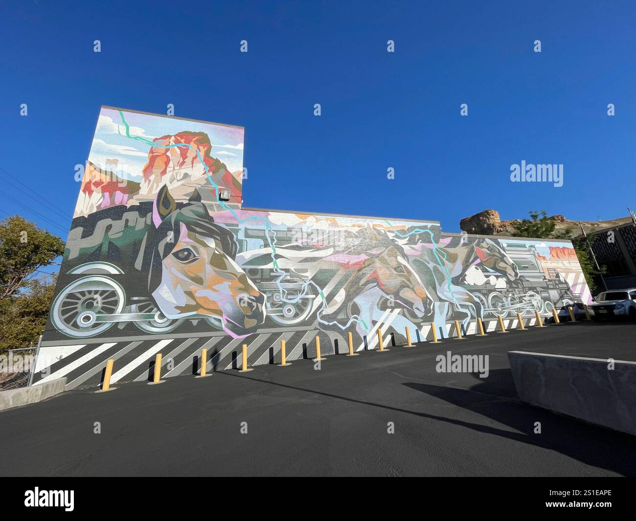 Murale di cavalli raffiguranti cavalli e locomotiva del treno nel centro di Green River, Wyoming, Stati Uniti Foto Stock