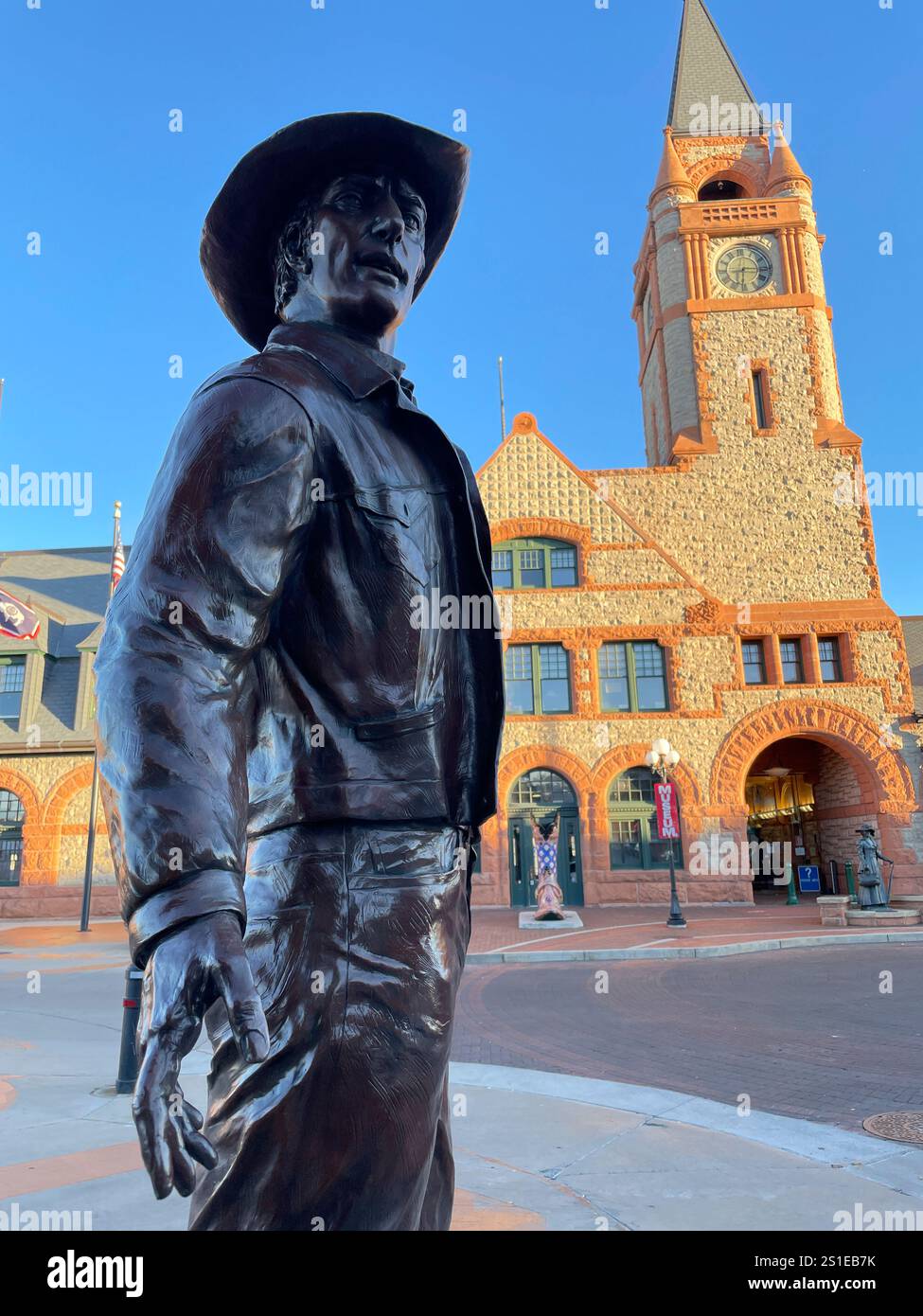 Statua dei cowboy e Cheyenne Depot Railroad Museum nel centro storico di Cheyenne, Wyoming, Stati Uniti - Immagine stock catturata con smartphone