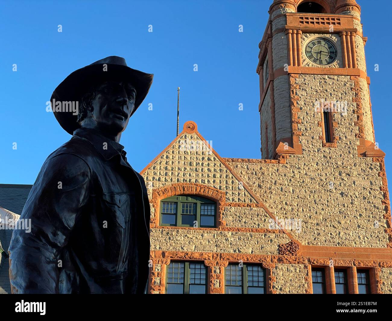 Statua dei cowboy e Cheyenne Depot Railroad Museum nel centro storico di Cheyenne, Wyoming, Stati Uniti - Immagine stock catturata con smartphone