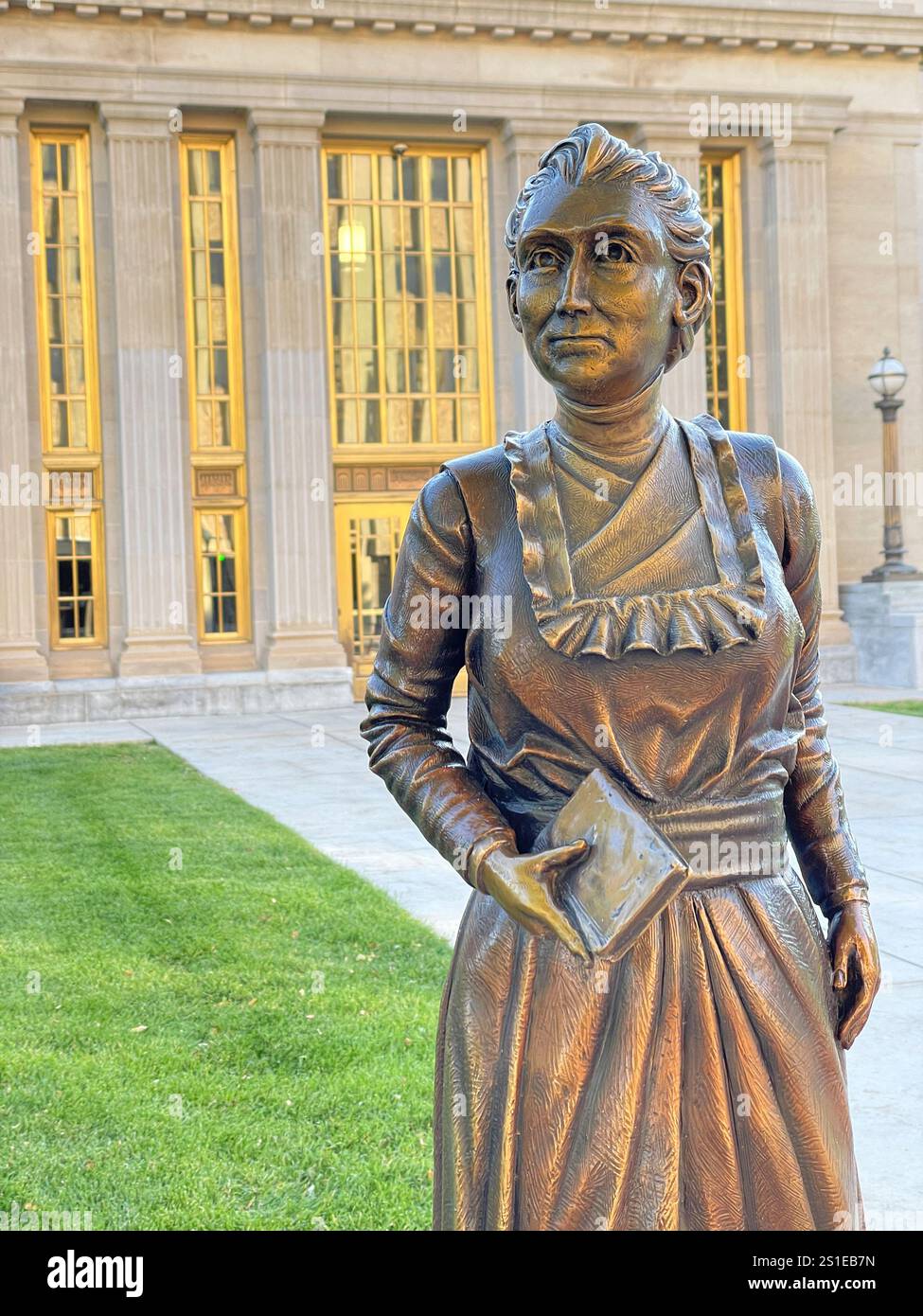 Statua di Esther Hobart Morris di Joel Turner, Supreme Court Building, Cheyenne, Wyoming, USA - Immagine stock catturata con smartphone