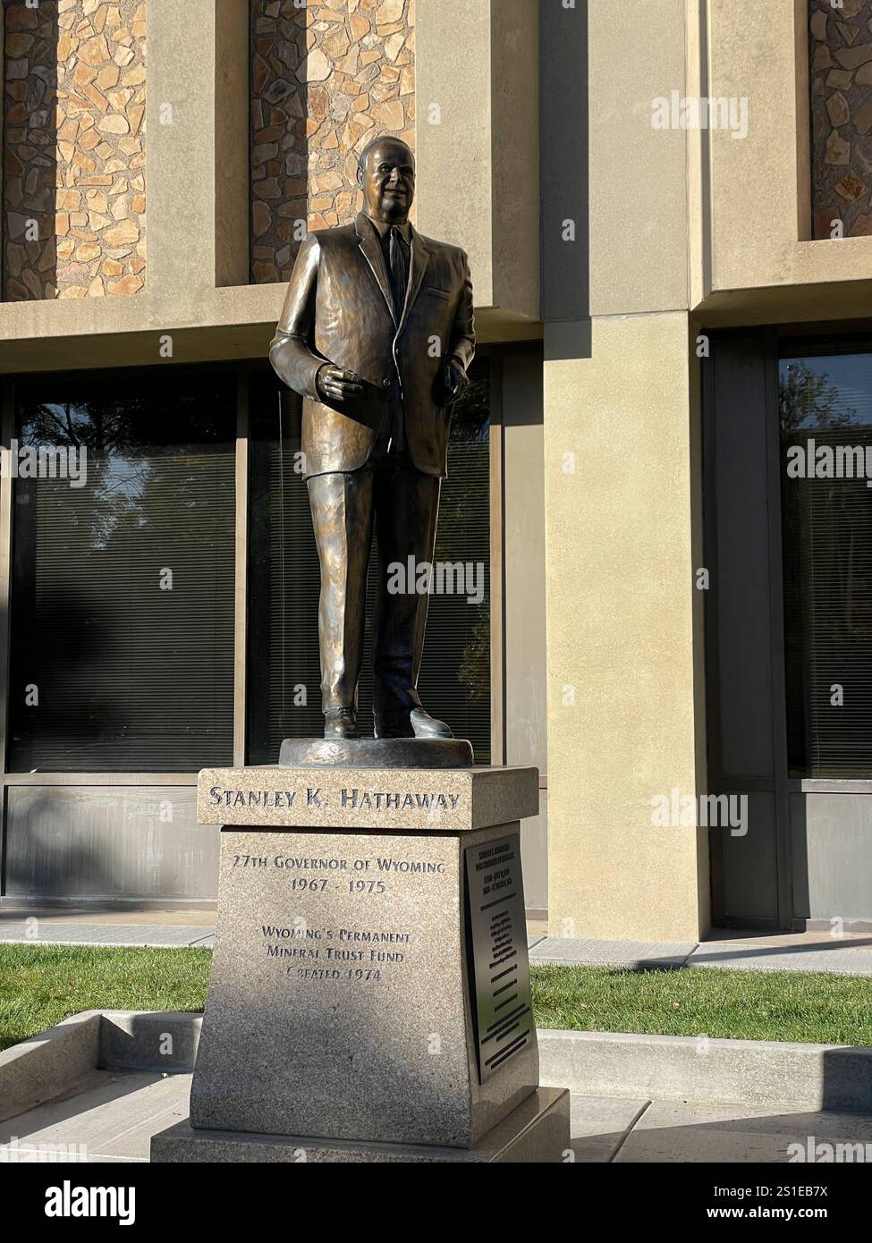 Statua del governatore Stanley K. Hathaway a Cheyenne, Wyoming, USA - Immagine stock catturata con smartphone