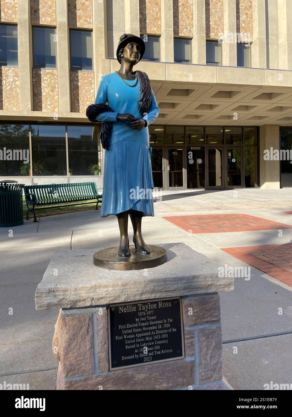 Scultura in bronzo sul marciapiede a Cheyenne, Wyoming, Stati Uniti - Immagine stock catturata con smartphone