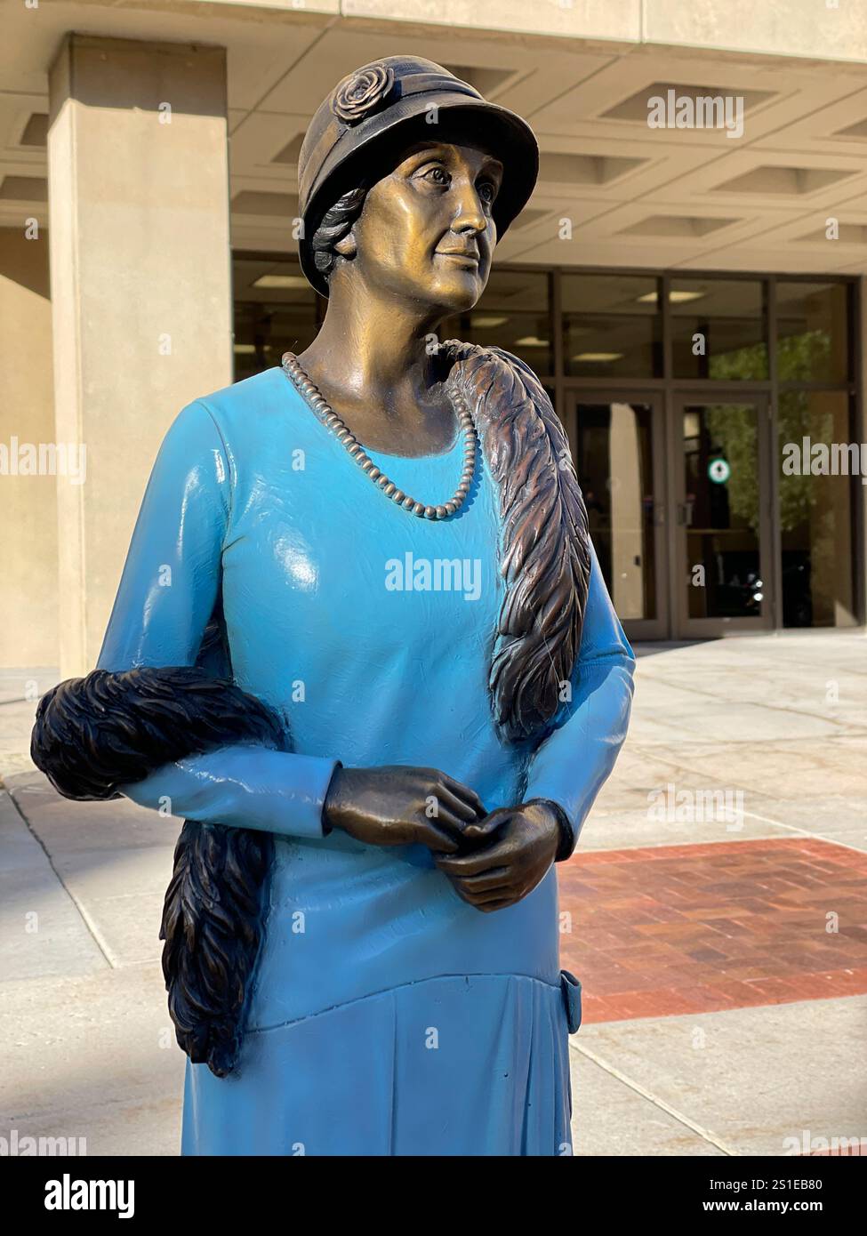 Scultura in bronzo sul marciapiede a Cheyenne, Wyoming, Stati Uniti - Immagine stock catturata con smartphone