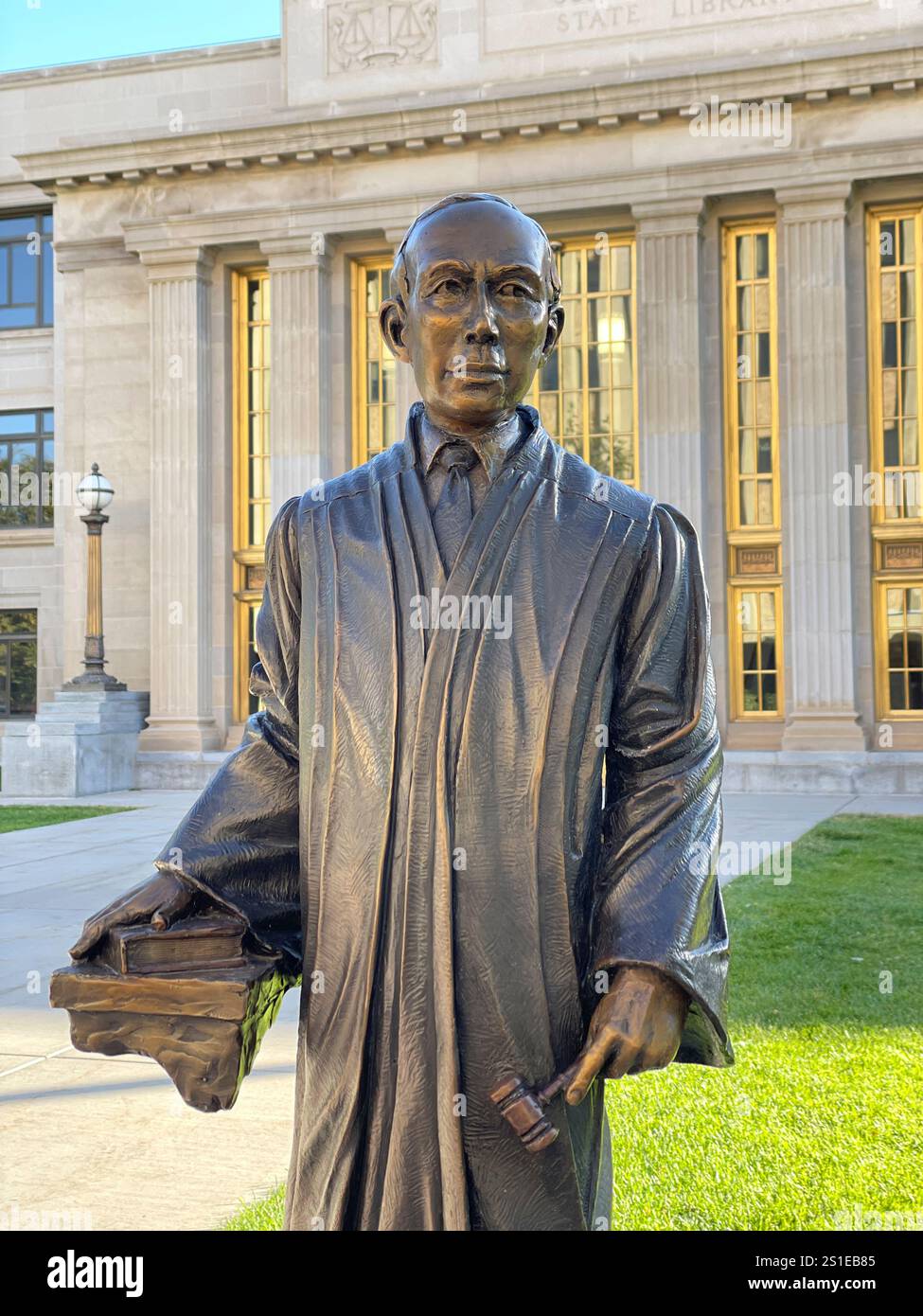Statua del giudice Willis Van Devanter di Joel Turner, Supreme Court Building, Cheyenne, Wyoming, USA - Immagine stock catturata con smartphone