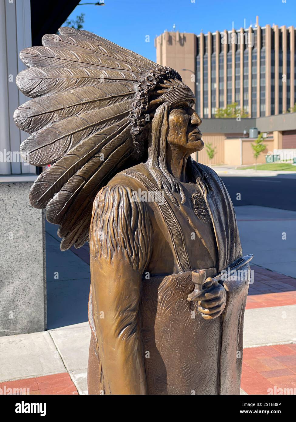 Scultura in bronzo di Chief Yellow Calf, Cheyenne, Wyoming, USA - Immagine stock catturata con smartphone