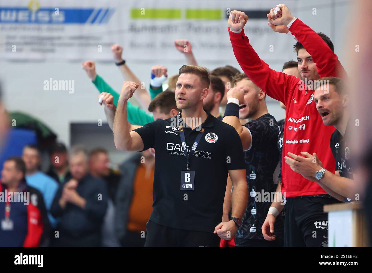 Allenatore Johannes Wohlrab (Ludwigshafen) ballt die Faust TV Huettenberg vs Eulen Ludwigshafen, pallamano, 2. Bundesliga, 26.12.2024 foto: Rene Weiss/Eibner Foto Stock