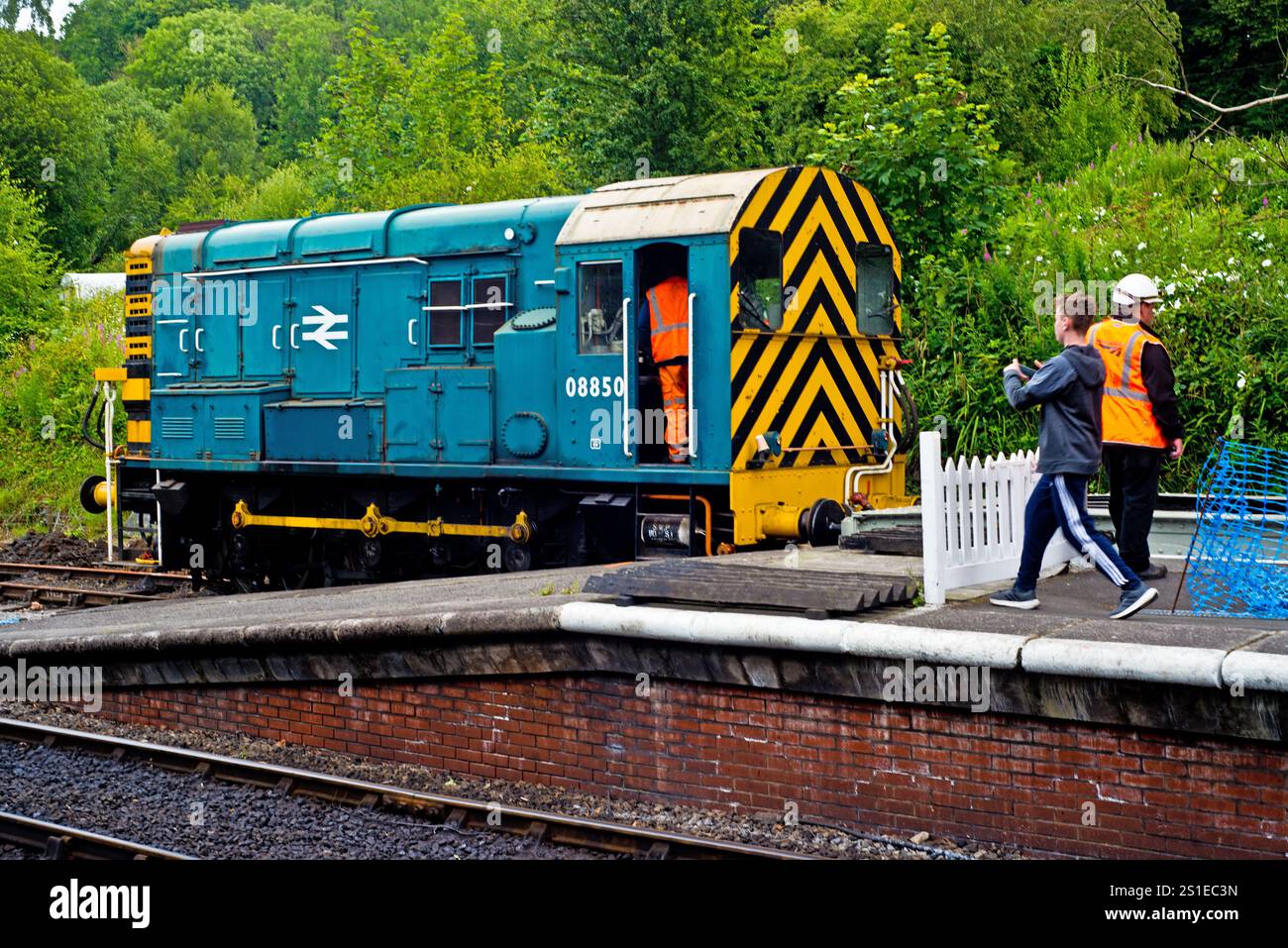 Classe 08850 Shunter sulle mansioni di manutenzione, Grosmont, North Yorkshire Moors Railway, Inghilterra Foto Stock