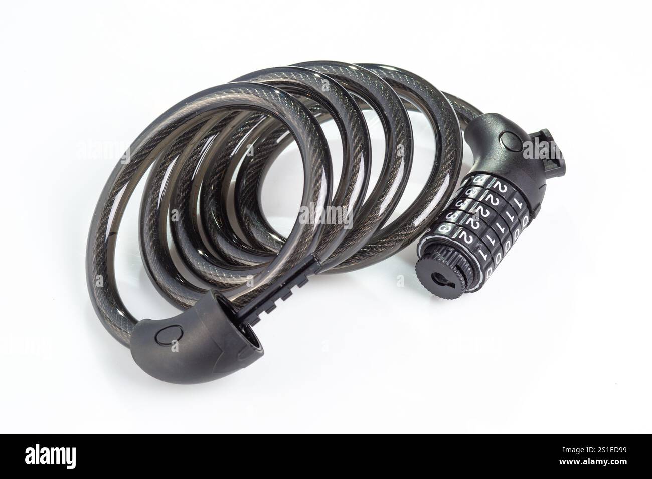 Un lucchetto sicuro per bici con cavo robusto e meccanismo combinato, perfetto per i ciclisti urbani che cercano sicurezza e praticità per le loro biciclette. Foto Stock