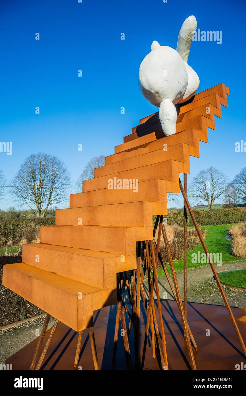 Le persone apprezzano il clima frizzante nell'area del parco delle sculture, che include opere della serie PRANK (incl. Mimico), 2022/3. Il lavoro di Phyllida Barlow (1944 - 2023) prende il controllo di Hauser & Wirth Somerset in una celebrazione dell'approccio trasformativo dell'artista britannico alla scultura; in occasione del decimo anniversario della galleria. A cura di Frances Morris, «Phyllida Barlow. UnScripted' riunisce una collezione di elementi distintivi dell'artista provenienti da diverse importanti installazioni, nonché una serie di sculture indipendenti che vanno dai primi anni '1970 al lavoro realizzato nell'ultimo anno di vita di Barlow. C Foto Stock