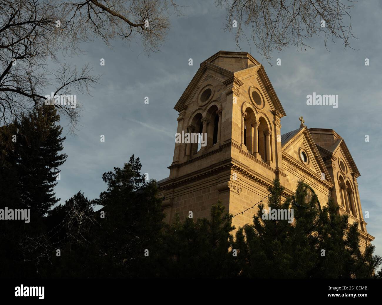 La Basilica cattedrale di San Francesco d'Assisi nel centro di Santa Fe, New Mexico, giovedì 2 gennaio 2025. Foto Stock