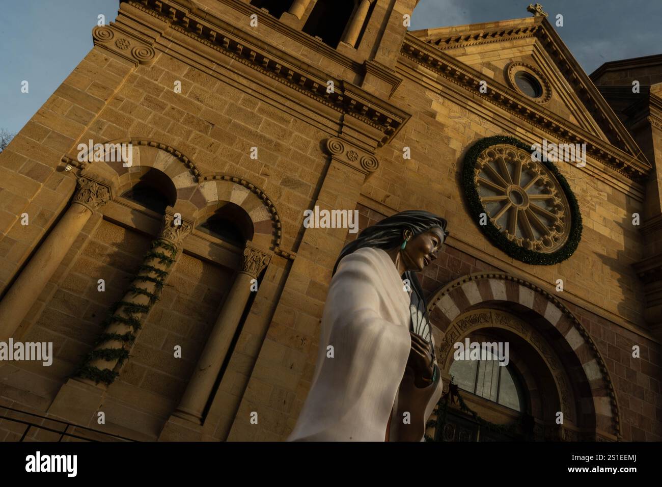 La Basilica cattedrale di San Francesco d'Assisi nel centro di Santa Fe, New Mexico, giovedì 2 gennaio 2025. Foto Stock