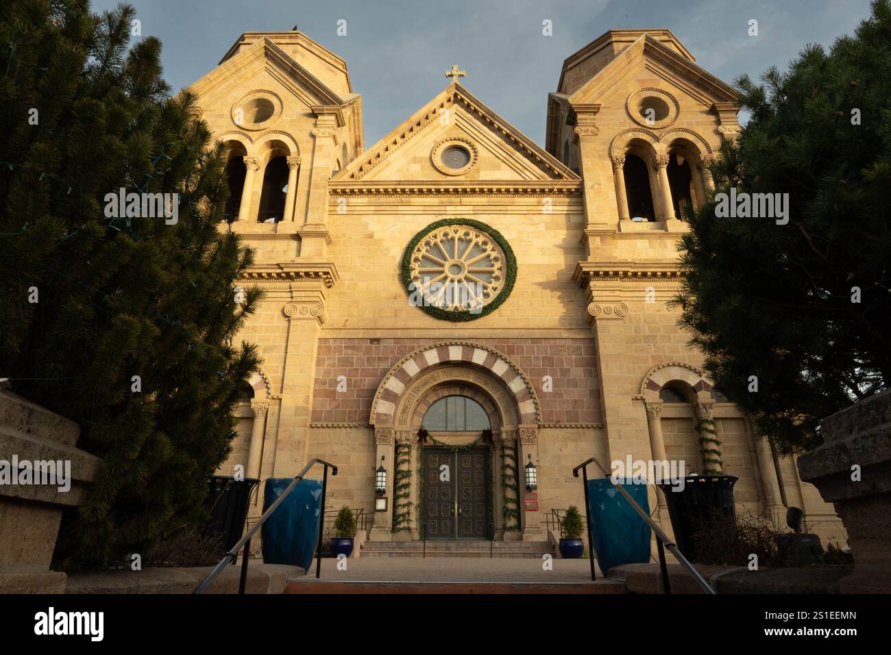 La Basilica cattedrale di San Francesco d'Assisi nel centro di Santa Fe, New Mexico, giovedì 2 gennaio 2025. Foto Stock