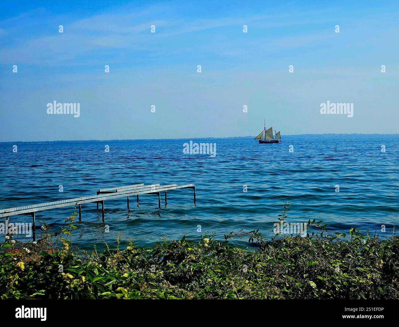 Barca a vela attraverso il mare blu in estate - Immagine stock catturata con smartphone